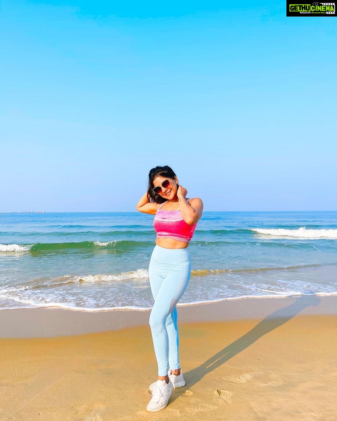 Sakshi Agarwal Instagram - Crazy successful workout at the beach! Feel so good❤️ . #workout #fitfam #fitness #beachfitness #beachworkout #waves #water #motivation #goals #abs #sides #core #kettlebell #beachcardio The Leela Goa