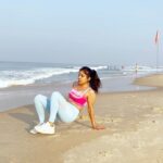 Sakshi Agarwal Instagram - Your biggest competition is you and only You! Whichever city , your effort and hardwork should remain consistent! Location doesn’t matter , season doesn’t matter 💞 . Swipe🔛 for more routines . Workout routine includes all my favourites for a quick side and core workout ! Also managed to get the kettlebell to the beach❤️ . #workout #fitfam #fitness #beachfitness #beachworkout #waves #water #motivation #goals #abs #sides #core #kettlebell #beachcardio The Leela Goa