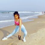 Sakshi Agarwal Instagram - Your biggest competition is you and only You! Whichever city , your effort and hardwork should remain consistent! Location doesn’t matter , season doesn’t matter 💞 . Swipe🔛 for more routines . Workout routine includes all my favourites for a quick side and core workout ! Also managed to get the kettlebell to the beach❤️ . #workout #fitfam #fitness #beachfitness #beachworkout #waves #water #motivation #goals #abs #sides #core #kettlebell #beachcardio The Leela Goa