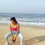 Sakshi Agarwal Instagram - Your biggest competition is you and only You! Whichever city , your effort and hardwork should remain consistent! Location doesn’t matter , season doesn’t matter 💞 . Swipe🔛 for more routines . Workout routine includes all my favourites for a quick side and core workout ! Also managed to get the kettlebell to the beach❤️ . #workout #fitfam #fitness #beachfitness #beachworkout #waves #water #motivation #goals #abs #sides #core #kettlebell #beachcardio The Leela Goa