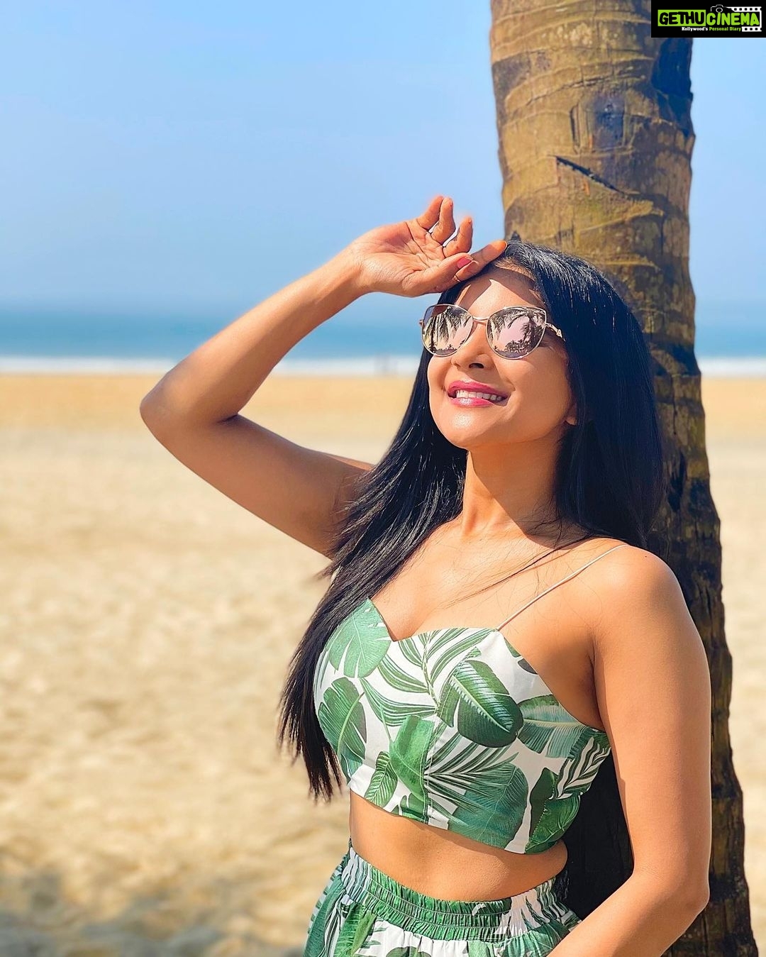 Sakshi Agarwal Instagram - Turn your face towards the sun and shadows will fall behind you❤️ . #cycling #cyclinglife #bicycleride #goa #freshair #greenery #floraldesign #coords #sun #holidays #goodvibes The Leela Goa