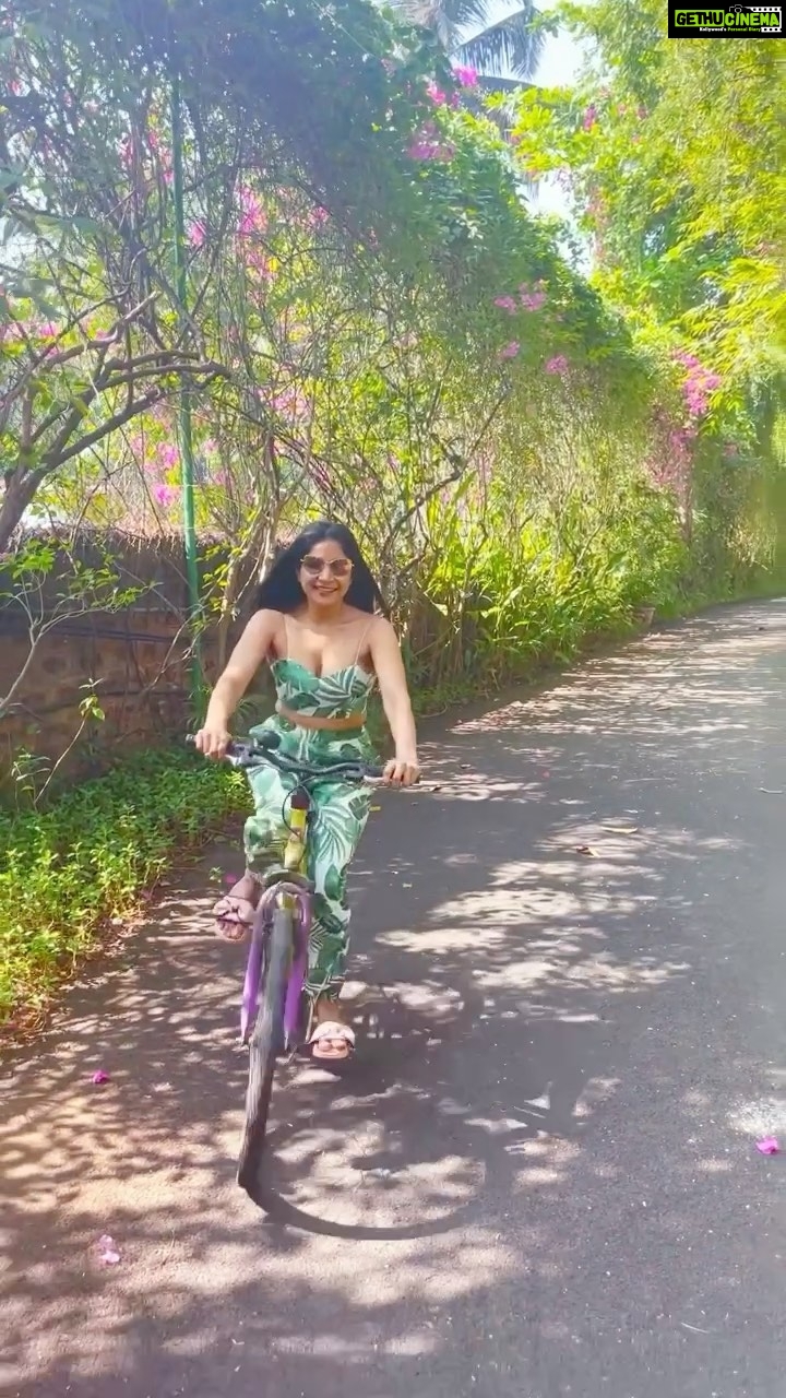 Sakshi Agarwal Instagram - Speeding up my entry into 2021🚴♀️ . #instafeels #feelitreelit #cycling #cyclinglife #cycle #reels #floral #greenery