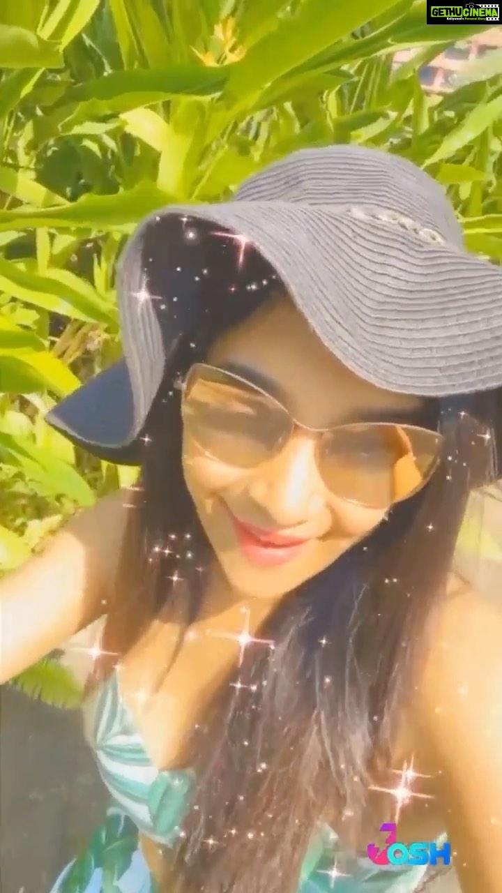 Sakshi Agarwal Instagram - Can anyone help me please☺️🦋 . Follow me on Josh for more exclusive updates❤️ . @officialjoshapp #joshapp #instareels #feelitreelit #butterfly #goa #holidays #butterflyeffect