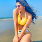 Sakshi Agarwal Instagram - Sometimes the smallest things in life bring the biggest Joys🌻 . #goa #beach #swimwear #bikini #beachwear #sunflower #sunshine #beachlife #beachday #beachphotoshoot #beachlover #beachbody #abs #flauntit The Leela Goa