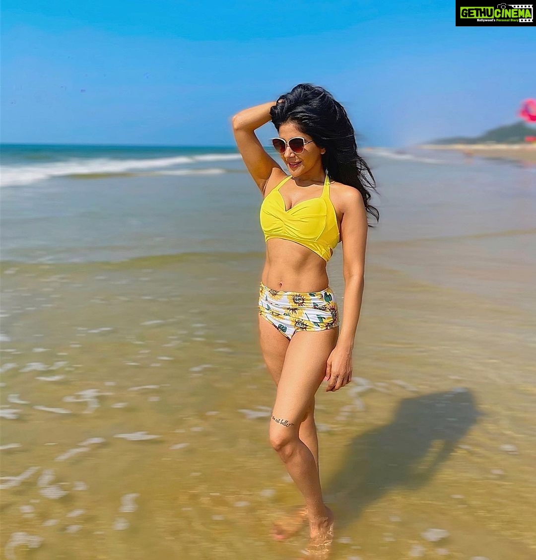 Sakshi Agarwal Instagram - 🌻 . #goa #beach #swimwear #bikini #beachwear #sunflower #sunshine #beachlife #beachday #beachphotoshoot #beachlover #beachbody #abs #flauntit The Leela Goa