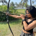 Sakshi Agarwal Instagram - Nothing clears the mind like an afternoon out shooting🏹🏹 . My first time ever! Learning a new skill😋 . #goa #archery #beginner #shoot #archerylifestyle #instapic #holidays #vibing The Leela Goa