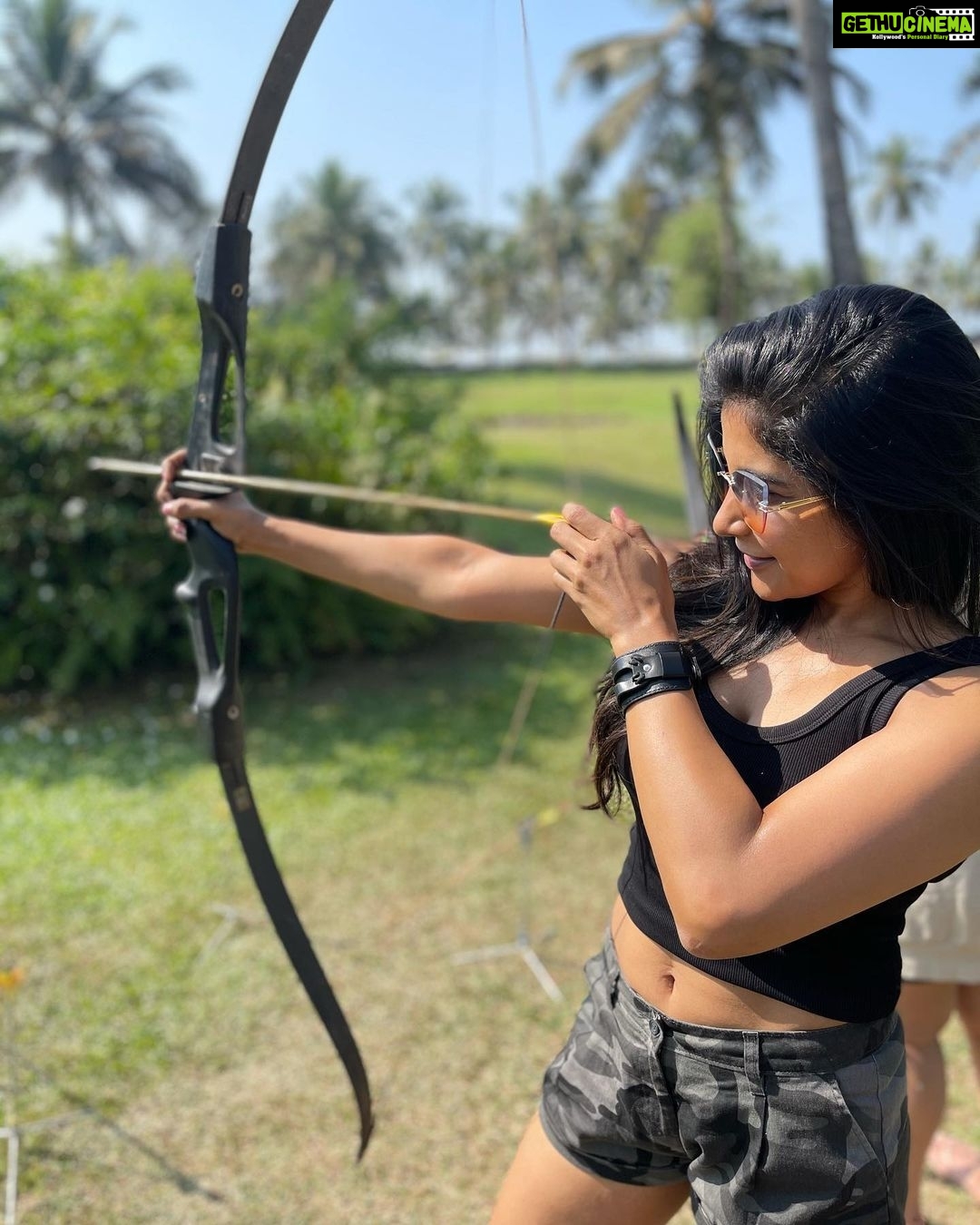 Sakshi Agarwal Instagram - Nothing clears the mind like an afternoon out shooting🏹🏹 . My first time ever! Learning a new skill😋 . #goa #archery #beginner #shoot #archerylifestyle #instapic #holidays #vibing The Leela Goa