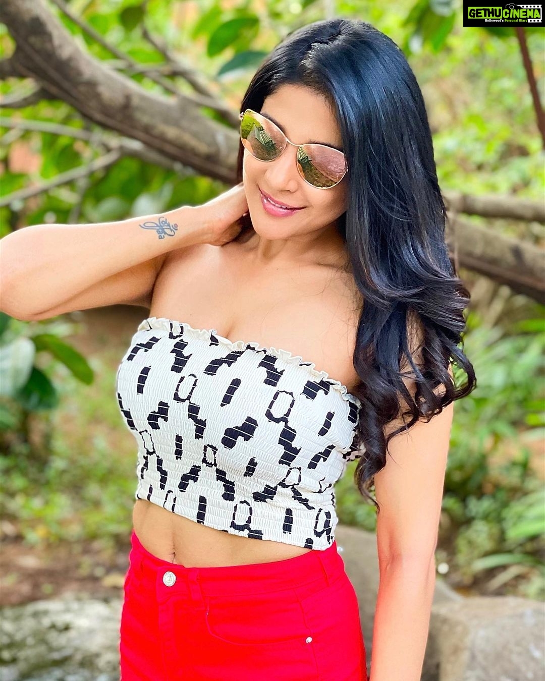 Sakshi Agarwal Instagram - Dont be afraid of loosing people❤️ Be afraid of loosing yourself by trying to please everyone around you😍 The Leela Goa