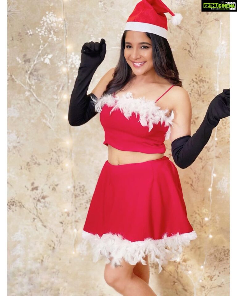 Sakshi Agarwal Instagram - Santa Claus comes tonight! No more days to count❤️ . Merry Xmas to you all❤️ . @fab_by_faiza . #christmas #jinglebells #merrychristmas #xmas #santaclaus #sakshiagarwal Chennai, India