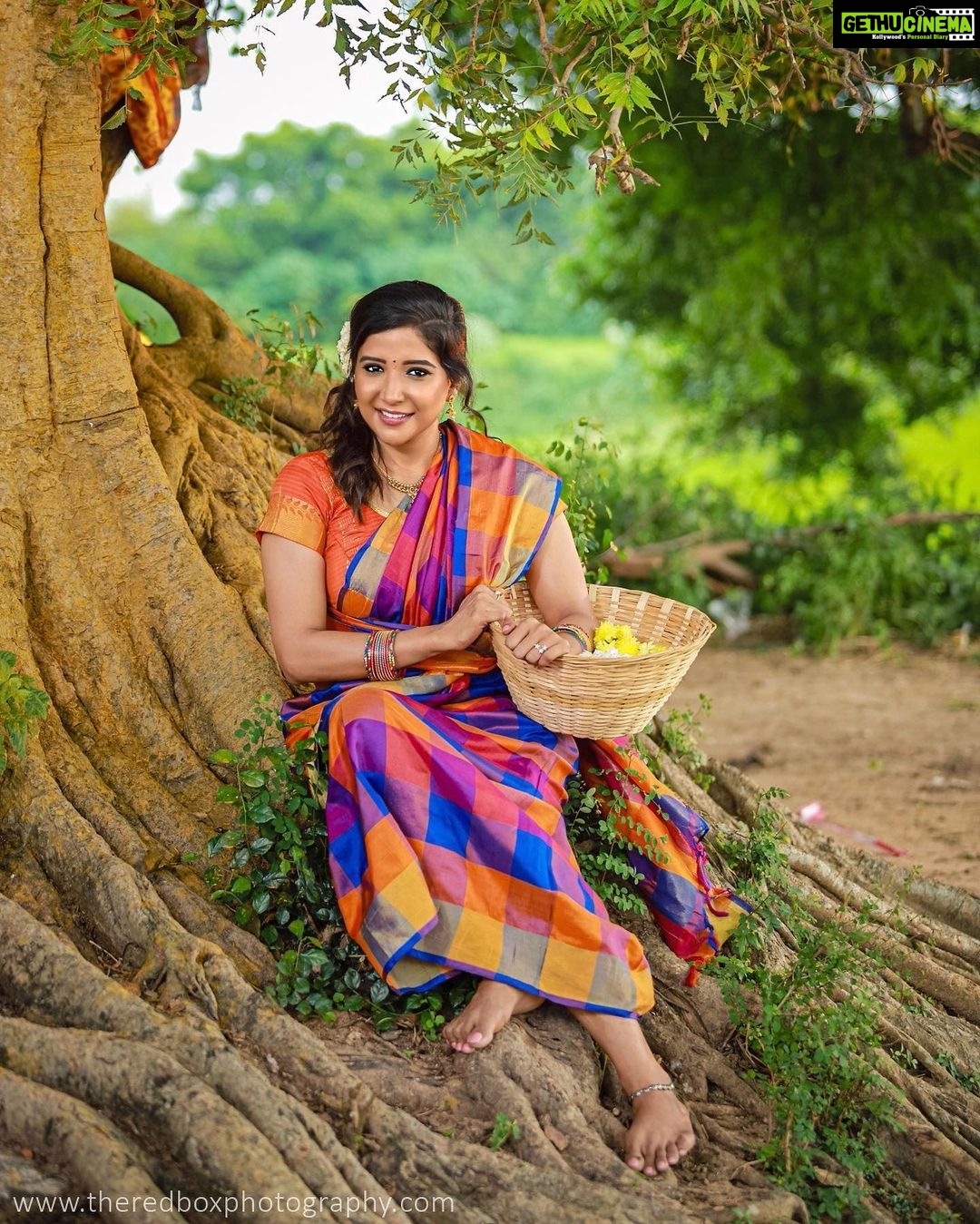 Sakshi Agarwal Instagram - A very different me, Loved doing this❤️ A very different feel💞🤗 . Pic: @redboxphotography Hmua: @sridevirameshartist Styling: @jalaksk @teamaimpro @tisisnaveen . #villagestyle #villagebeauty #southindiavillage #traditional #fields #villagevibes #nature #candid #southindian #kollywood #mollywood #sakshiagarwal #tamilculture Chennai, India