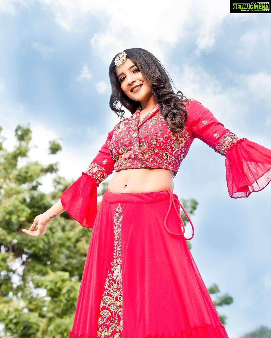 Sakshi Agarwal Instagram - Those people who did you Wrong Have also made you Strong❤️ . Photography- @rahuldev1177 Styling- @shreshta_iyer @shreshta_the_stylist Designer- @savinidii_official Mua- @promakeup_bridal_studio @makeupandhairbyrehana @makeoverbyimti Chennai, India