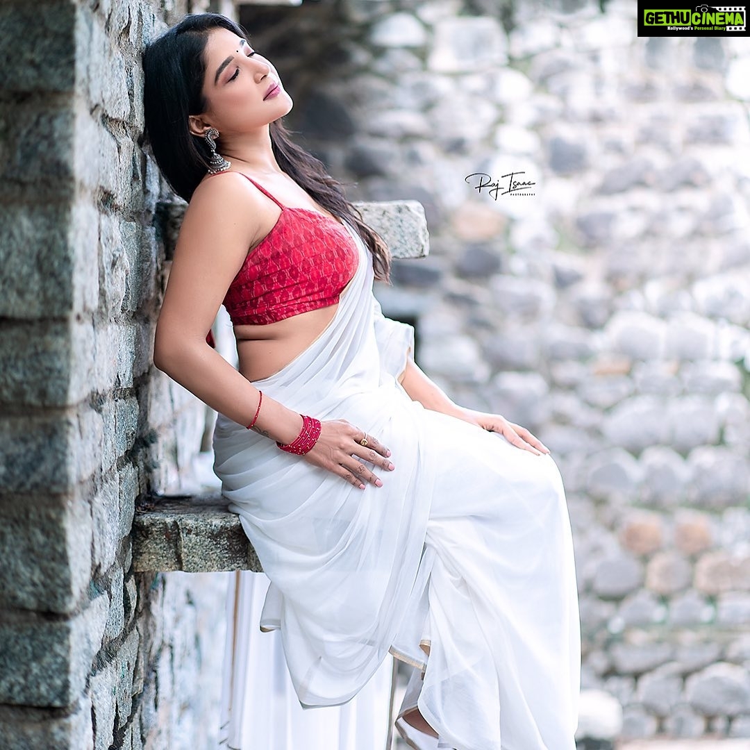Sakshi Agarwal Instagram - Make the best of any situation that you are in! A smile and positive attitude will make the world fall in love with you even if shit shows are thrown at you❤️ . @hairandmakeupbynive @raj_isaac_photography @tisisnaveen @pugazhmuruganphotography @samikshx Chennai, India