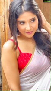 Sakshi Agarwal Instagram - Are you a “Stylish Tamizhichi”?? Wearing a saree makes me feel like one❤️ . @raj_isaac_photography @hairandmakeupbynive @tisisnaveen @pugazhmuruganphotography @samikshx . #feelitreelit #instareels #stylishtamilachi #stylish #whitesaree #traditional #beauty
