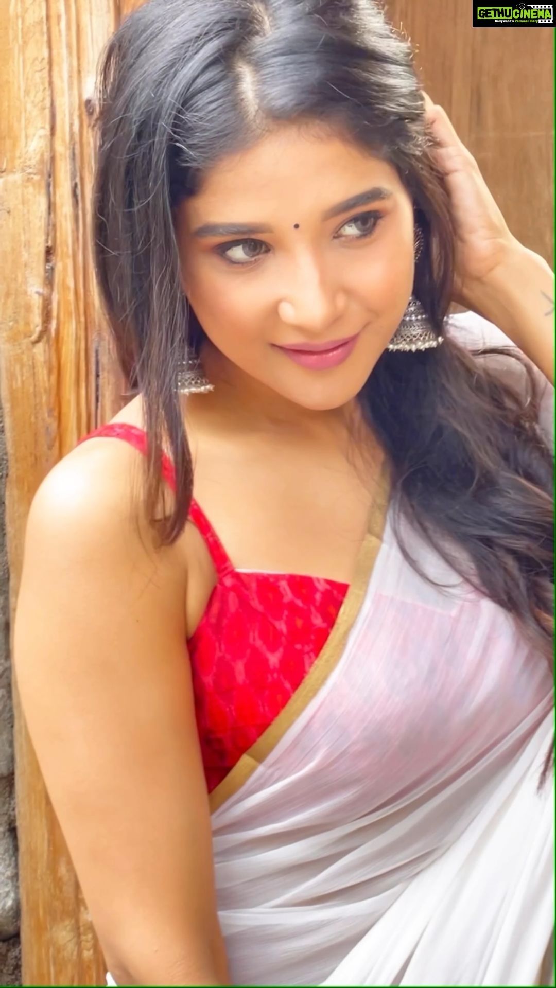 Sakshi Agarwal Instagram - Are you a “Stylish Tamizhichi”?? Wearing a saree makes me feel like one❤️ . @raj_isaac_photography @hairandmakeupbynive @tisisnaveen @pugazhmuruganphotography @samikshx . #feelitreelit #instareels #stylishtamilachi #stylish #whitesaree #traditional #beauty