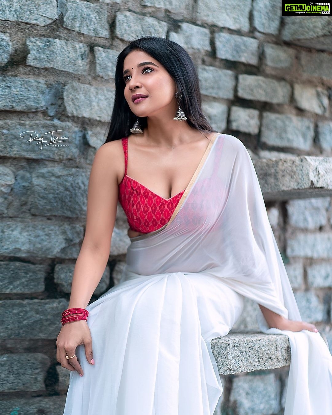Sakshi Agarwal Instagram - I love me truly madly deeply and thats enough for the world to manifest and love me back❤️ . @raj_isaac_photography @hairandmakeupbynive . #sareebestforever #sareedraping #sareelover #sareeindia #prettygirl #gorgeous Chennai, India