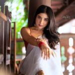 Sakshi Agarwal Instagram - The harder you work for something, The greater you feel when you achieve it❤️ . @raj_isaac_photography @hairandmakeupbynive . #saree #traditional #kollywood #mollywood #biggbosstamil #sakshiagarwal #sareelove #sareesofinstagram #instapic #motivation #whitesaree . DakshinaChitra