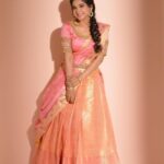 Sakshi Agarwal Instagram - Wake up beauty, Its time to Beast💞 . @SAJNA_BRIDAL_WEAR_DESIGNER @PREETHIARTISTRY @MANI_HAIRSTYLIST @FRAMES_BY_NITHIN @NEW_IDEAS_FASHIONS . #lehenga #love #bridal #dresses #bridaljewellery #sakshiagarwal #peach #loveit #queen