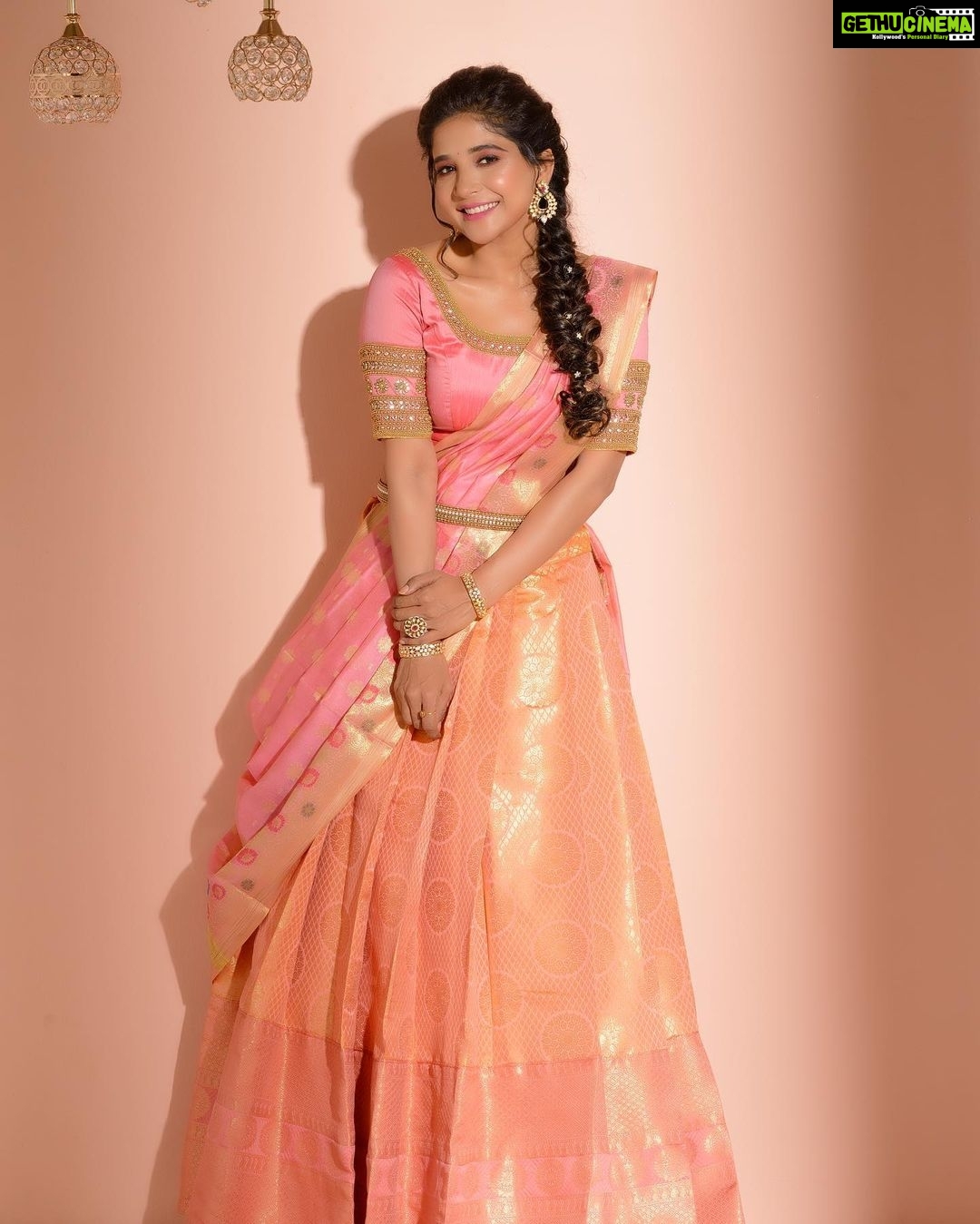 Sakshi Agarwal Instagram - Wake up beauty, Its time to Beast💞 . @SAJNA_BRIDAL_WEAR_DESIGNER @PREETHIARTISTRY @MANI_HAIRSTYLIST @FRAMES_BY_NITHIN @NEW_IDEAS_FASHIONS . #lehenga #love #bridal #dresses #bridaljewellery #sakshiagarwal #peach #loveit #queen