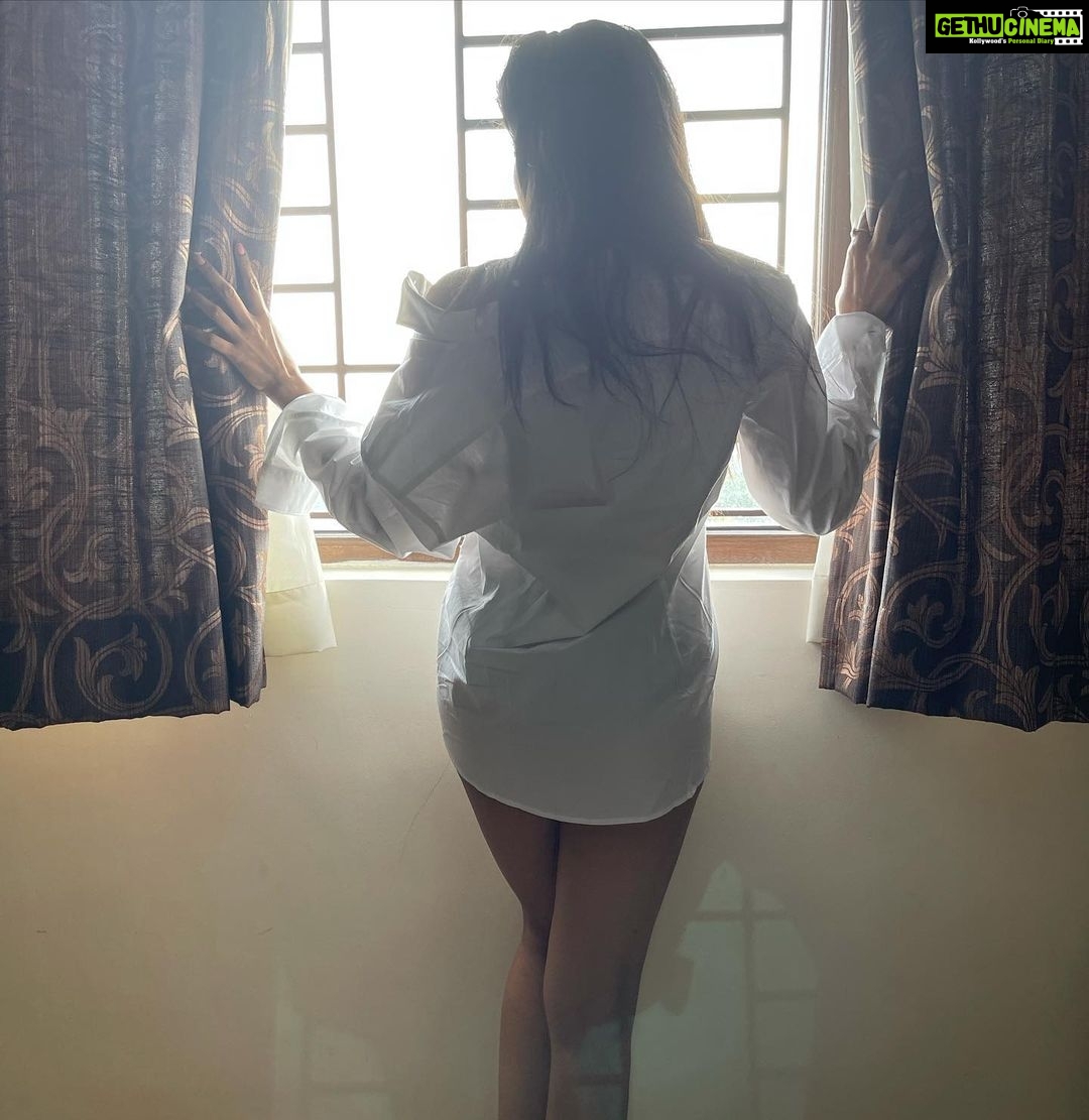 Sakshi Agarwal Instagram - ❤️❤️❤️Good night sweethearts❤️❤️❤️ . #candid #whiteshirt #sakshiagarwal #hot #sensous #glam Chennai, India