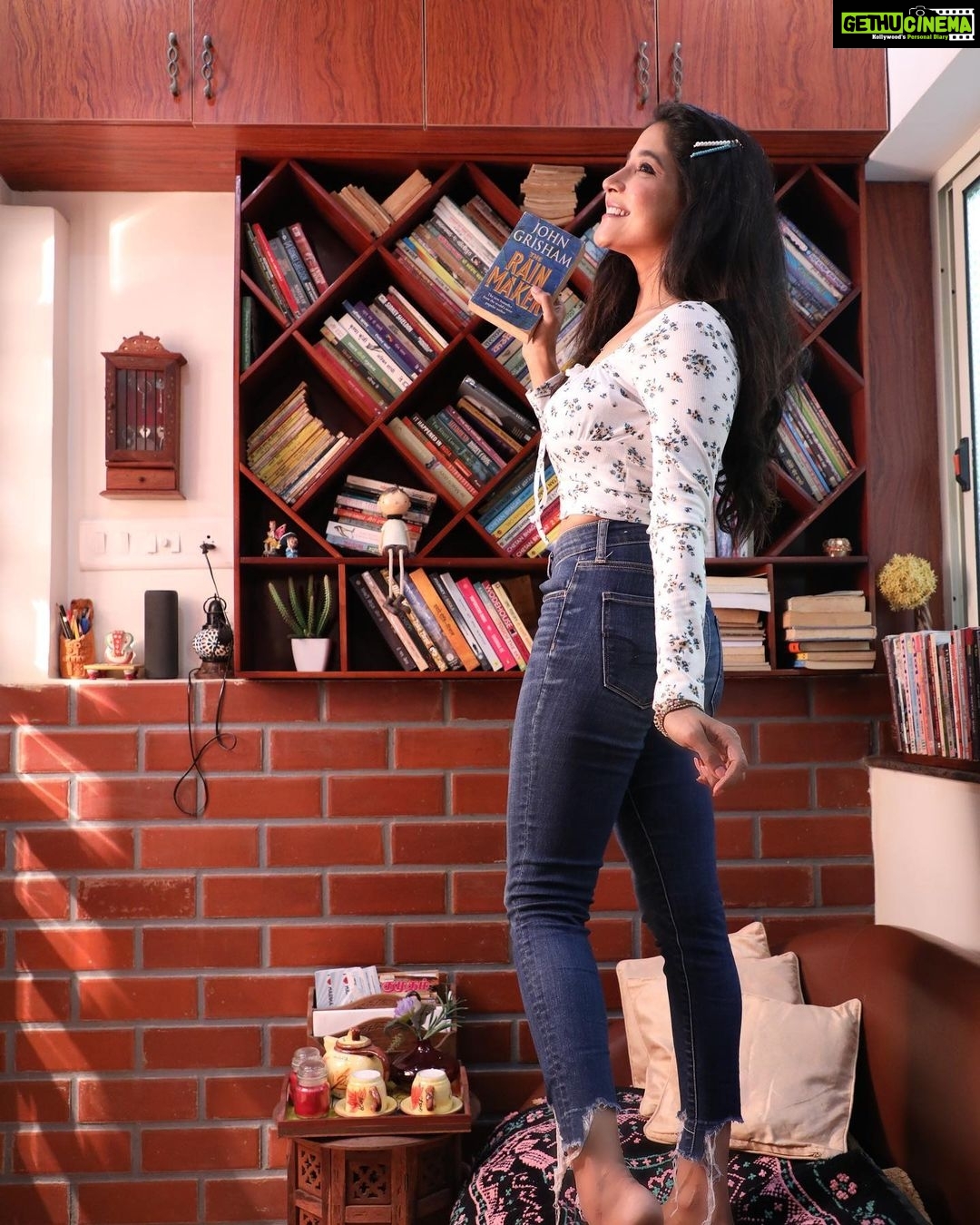 Sakshi Agarwal Instagram - There is no elevator to success, You have to take the steps❤️ . #library #rainmaker #books #booklover #bookstagram #instapic #librarybooks #bestbooks #bookaddict #johngrisham Chennai, India