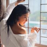 Sakshi Agarwal Instagram - Everything Will come to you at the Right Moment! Have faith and patience❤️ . #biggbosstamil #whiteshirt #sunkissed #prettygirl #happygirl #shirtdress #beauty Chennai, India