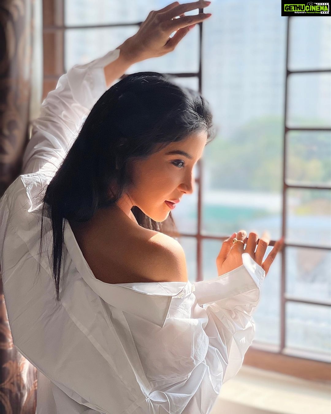 Sakshi Agarwal Instagram - Everything Will come to you at the Right Moment! Have faith and patience❤️ . #biggbosstamil #whiteshirt #sunkissed #prettygirl #happygirl #shirtdress #beauty Chennai, India