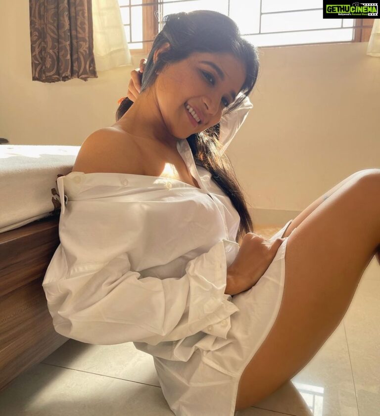 Sakshi Agarwal Instagram - After climbing a great hill, One only finds that there are many more hills to climb❤️ . #favourite #goldenhourlight #goldenhour #sunkissed #whiteshirt #white #myfavorite #candid #nofilter #nomakeup Chennai, India