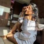 Sakshi Agarwal Instagram - A small smile crept on to my face, As i felt my heart beaming as bright as the sun itself❤️ . #goldenhour #sunkissed #whiteshirt #white #myfavorite #candid #nofilter #nomakeup Chennai, India