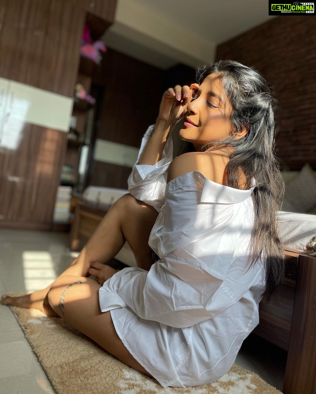 Sakshi Agarwal Instagram - A small smile crept on to my face, As i felt my heart beaming as bright as the sun itself❤️ . #goldenhour #sunkissed #whiteshirt #white #myfavorite #candid #nofilter #nomakeup Chennai, India