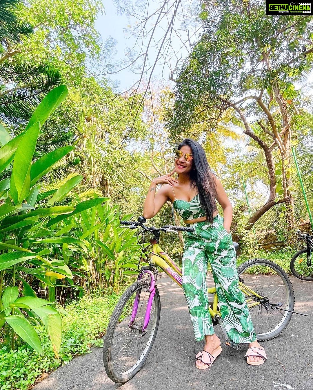 Sakshi Agarwal Instagram - Its not a Race but a Journey! Enjoy the moment🚴♀️ . #cycling #cyclinglife #bicycleride #goa #freshair #greenery #floraldesign #coords #sun #holidays #goodvibes The Leela Goa