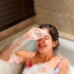 Sakshi Agarwal Instagram - Wash away your troubles with some bubbles😍🛁🧼 . #bathtub #soak #seasalt #bubbles #chilling #holidays #sakshiagarwal #biggbosstamil #bubblebath #bubblebath The Leela Goa
