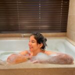 Sakshi Agarwal Instagram - Wash away your troubles with some bubbles😍🛁🧼 . #bathtub #soak #seasalt #bubbles #chilling #holidays #sakshiagarwal #biggbosstamil #bubblebath #bubblebath The Leela Goa