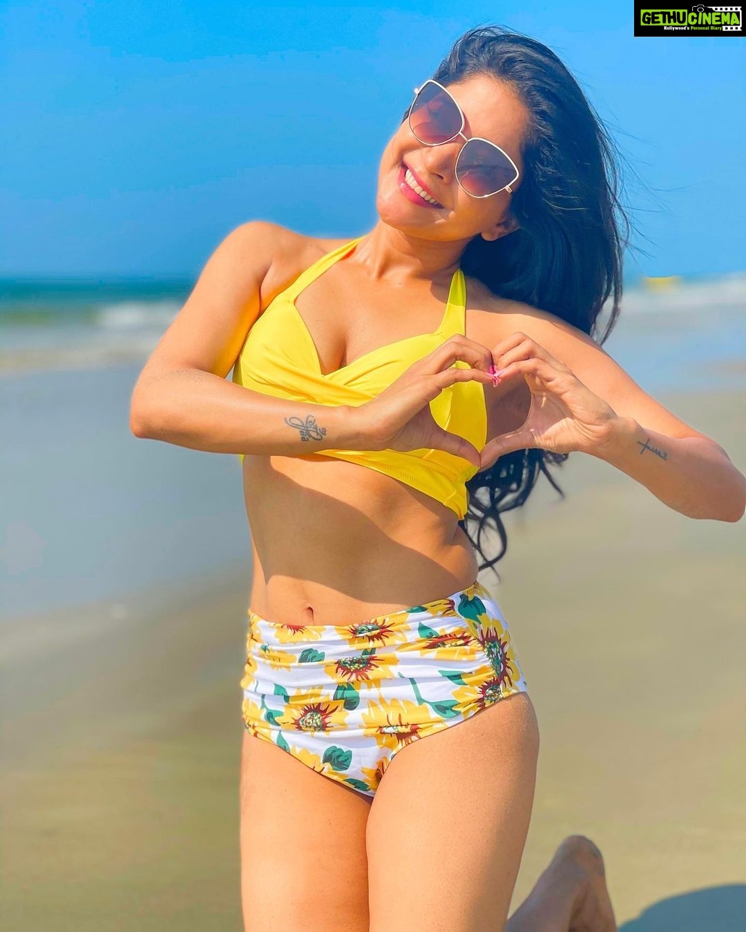 Sakshi Agarwal Instagram - Sometimes the smallest things in life bring the biggest Joys🌻 . #goa #beach #swimwear #bikini #beachwear #sunflower #sunshine #beachlife #beachday #beachphotoshoot #beachlover #beachbody #abs #flauntit The Leela Goa