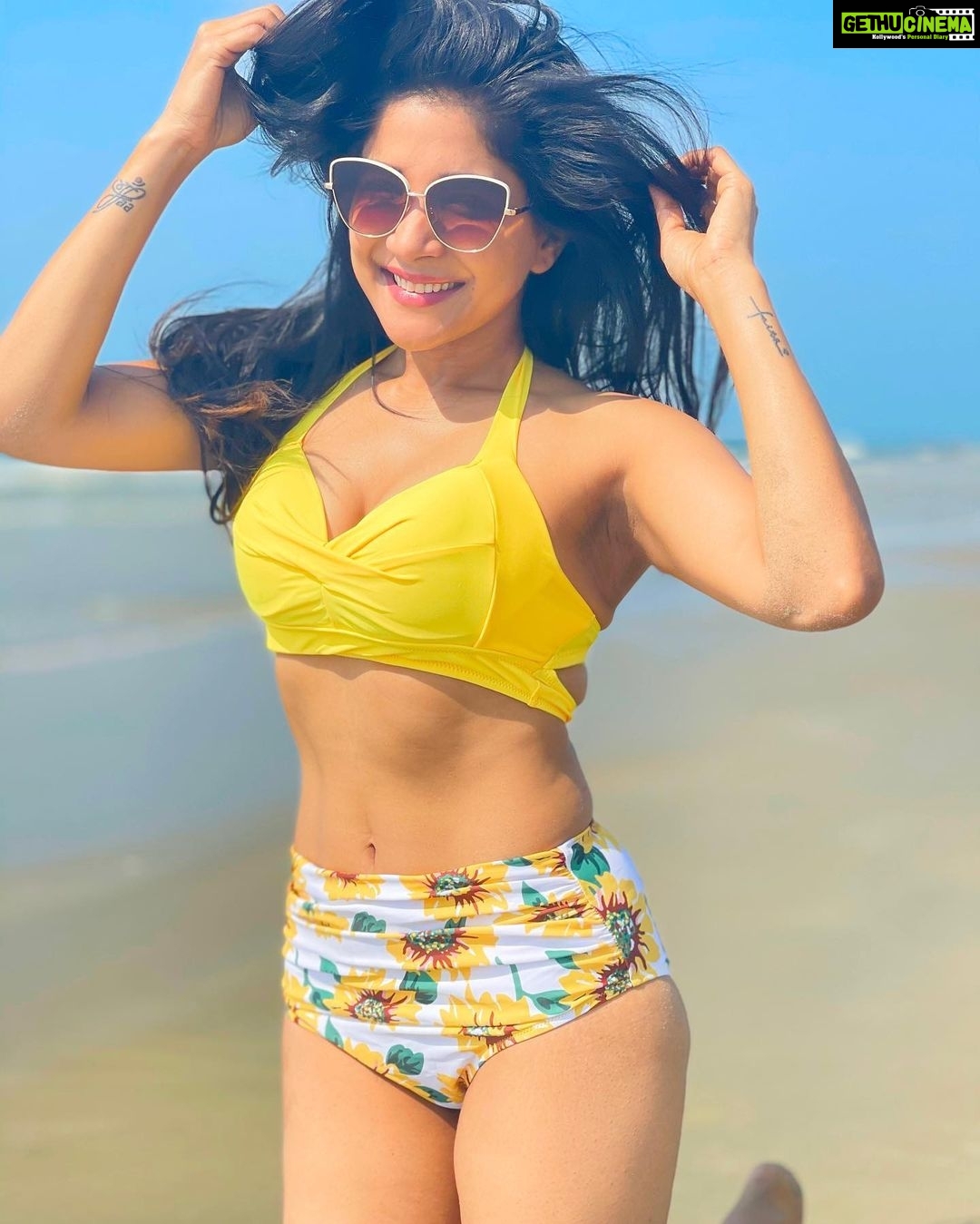 Sakshi Agarwal Instagram - Sometimes the smallest things in life bring the biggest Joys🌻 . #goa #beach #swimwear #bikini #beachwear #sunflower #sunshine #beachlife #beachday #beachphotoshoot #beachlover #beachbody #abs #flauntit The Leela Goa