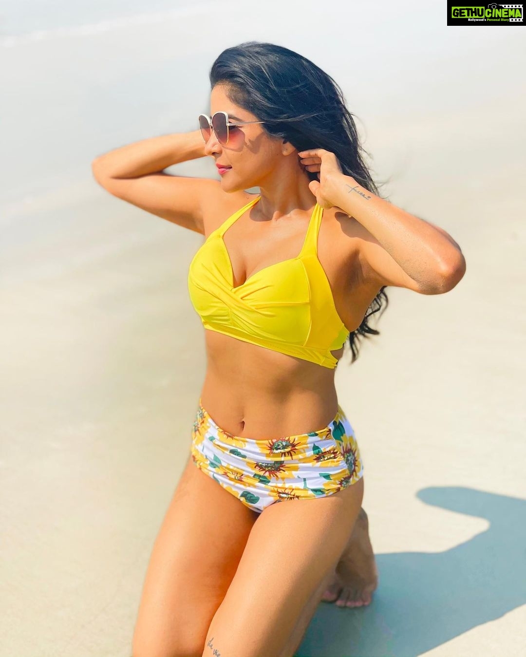 Sakshi Agarwal Instagram - Sometimes the smallest things in life bring the biggest Joys🌻 . #goa #beach #swimwear #bikini #beachwear #sunflower #sunshine #beachlife #beachday #beachphotoshoot #beachlover #beachbody #abs #flauntit The Leela Goa