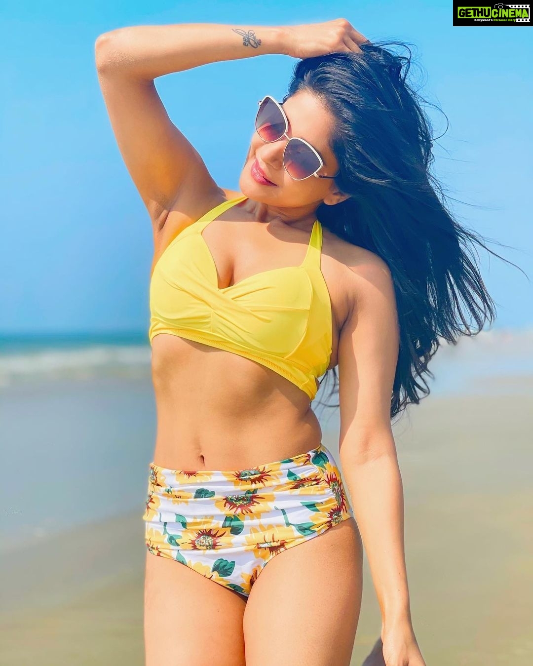 Sakshi Agarwal Instagram - Sometimes the smallest things in life bring the biggest Joys🌻 . #goa #beach #swimwear #bikini #beachwear #sunflower #sunshine #beachlife #beachday #beachphotoshoot #beachlover #beachbody #abs #flauntit The Leela Goa