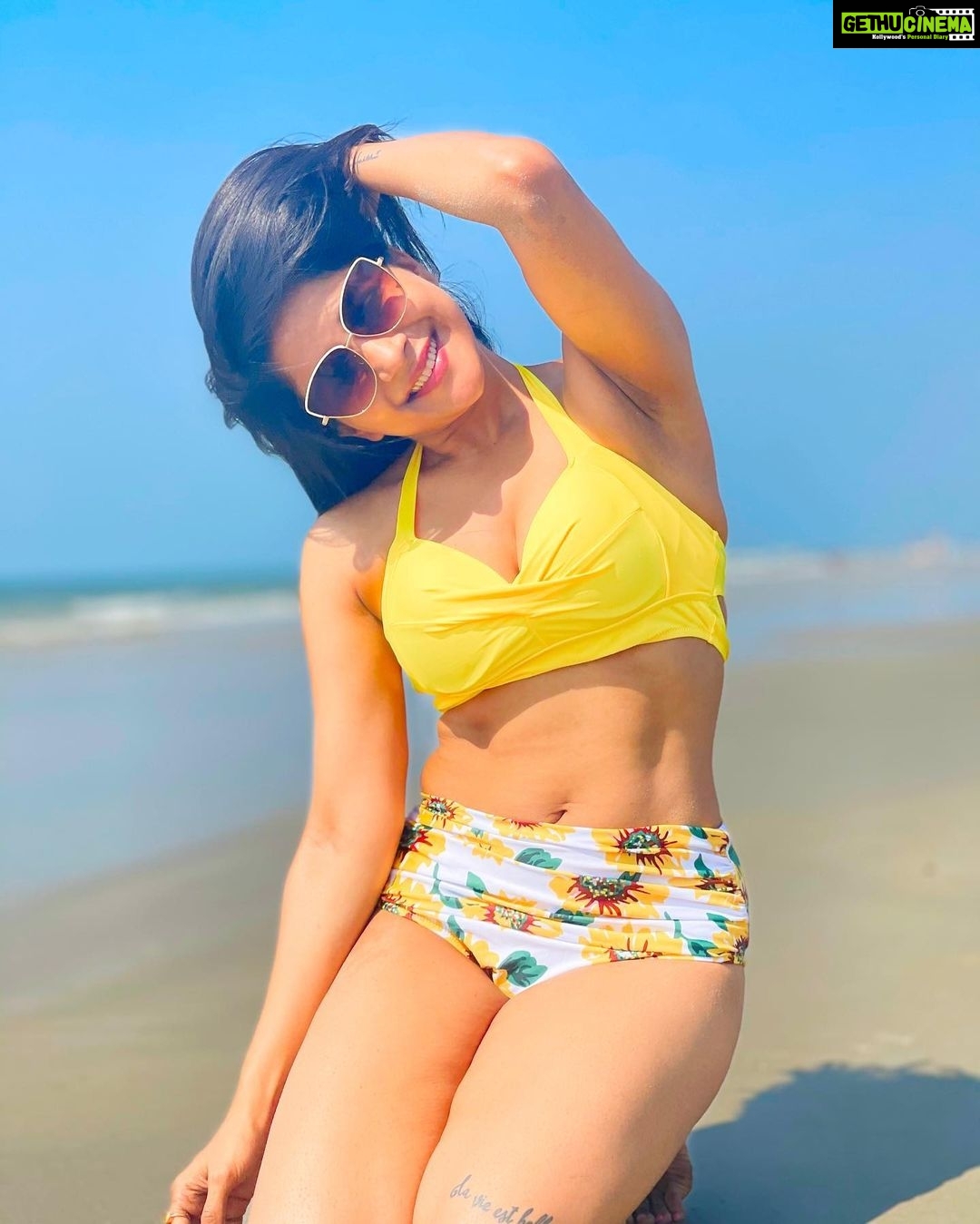 Sakshi Agarwal Instagram - Sometimes the smallest things in life bring the biggest Joys🌻 . #goa #beach #swimwear #bikini #beachwear #sunflower #sunshine #beachlife #beachday #beachphotoshoot #beachlover #beachbody #abs #flauntit The Leela Goa
