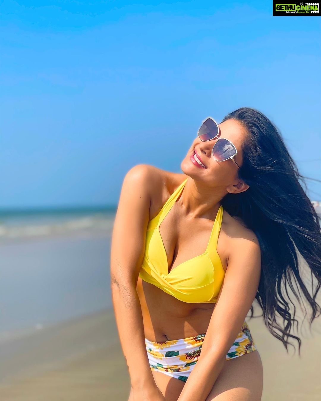 Sakshi Agarwal Instagram - Sometimes the smallest things in life bring the biggest Joys🌻 . #goa #beach #swimwear #bikini #beachwear #sunflower #sunshine #beachlife #beachday #beachphotoshoot #beachlover #beachbody #abs #flauntit The Leela Goa