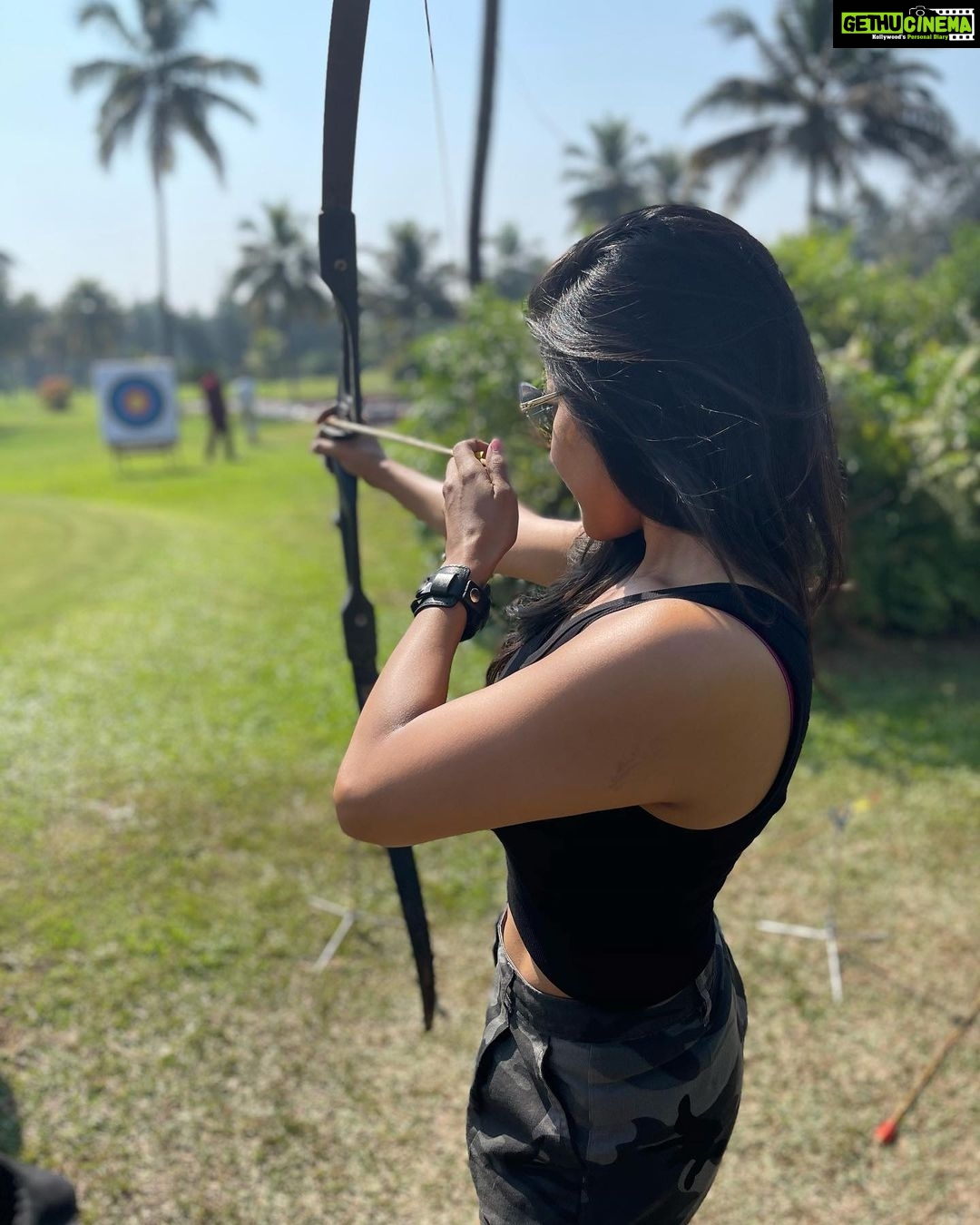Sakshi Agarwal Instagram - Nothing clears the mind like an afternoon out shooting🏹🏹 . My first time ever! Learning a new skill😋 . #goa #archery #beginner #shoot #archerylifestyle #instapic #holidays #vibing The Leela Goa