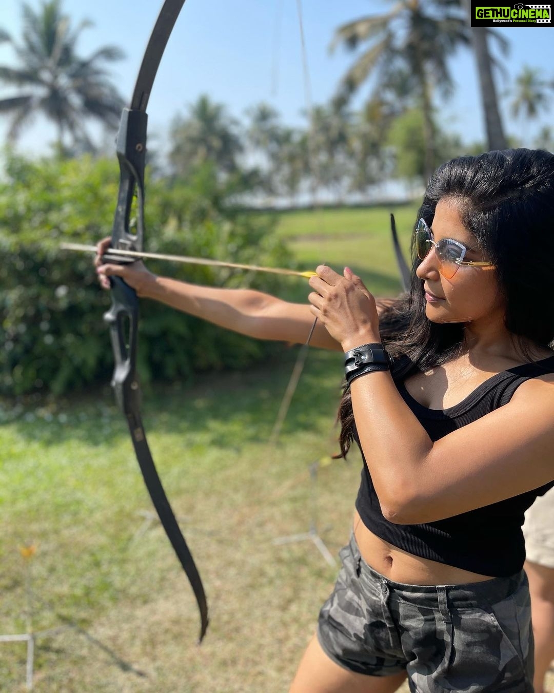 Sakshi Agarwal Instagram - Nothing clears the mind like an afternoon out shooting🏹🏹 . My first time ever! Learning a new skill😋 . #goa #archery #beginner #shoot #archerylifestyle #instapic #holidays #vibing The Leela Goa