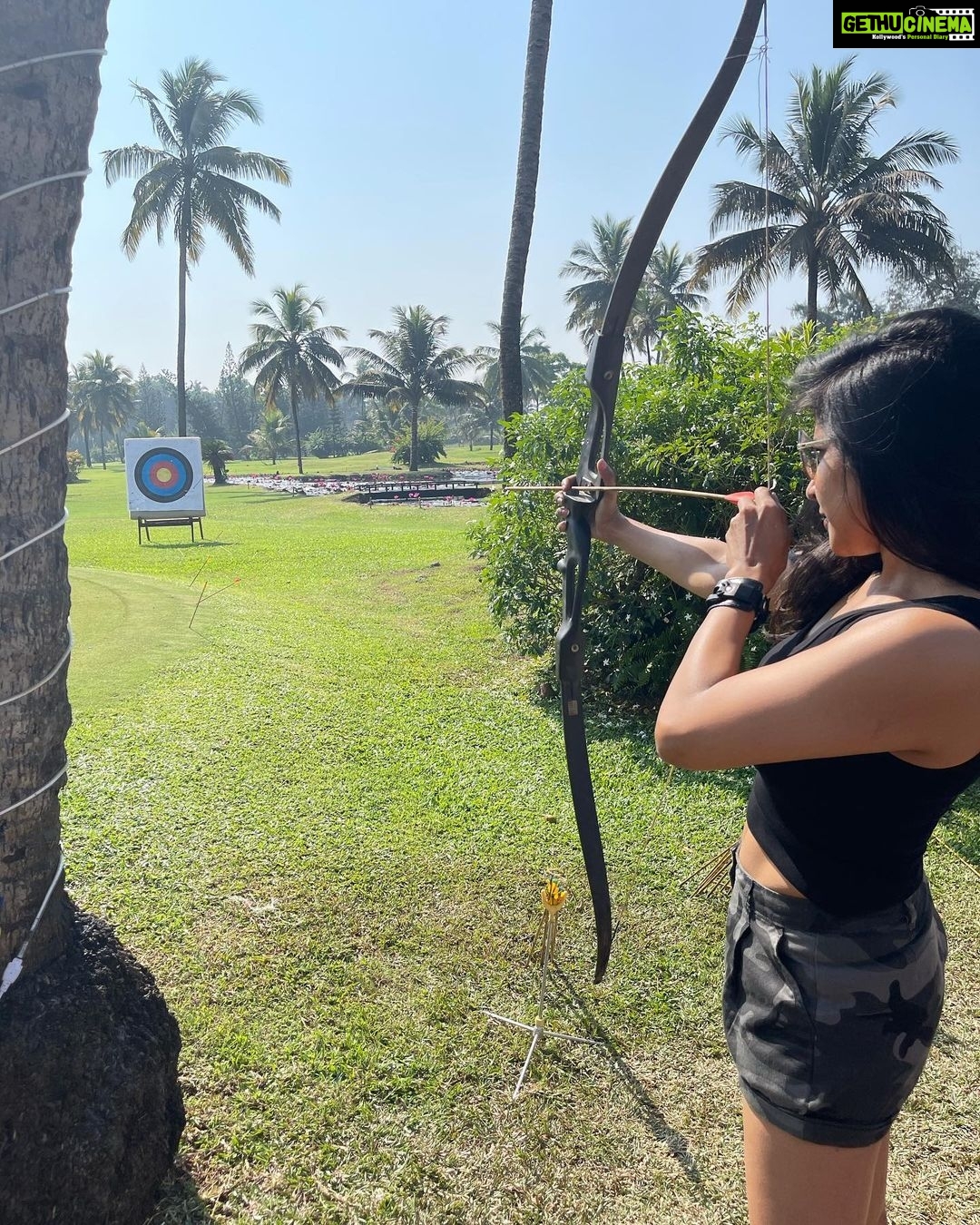 Sakshi Agarwal Instagram - Nothing clears the mind like an afternoon out shooting🏹🏹 . My first time ever! Learning a new skill😋 . #goa #archery #beginner #shoot #archerylifestyle #instapic #holidays #vibing The Leela Goa