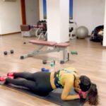 Sakshi Agarwal Instagram - Awesome quick workout for your Sides! Any one can do this❤️ . Fitness is a journey! You cant do it overnight💞 All the eating and binging motivates me to workout again:) Dont starve guys! Stay healthy! Eat healthy and do some quick easy workouts😍 . #russiantwists #sides #hipsit #fitness #workout #instafit #fitfam #fitnessmotivation #workout #sidesworkout #hourglassbody #strength #core #musclestrength #sakshiagarwal #quickworkout Chennai, India