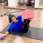 Sakshi Agarwal Instagram - Awesome quick workout for your Sides! Any one can do this❤️ . Fitness is a journey! You cant do it overnight💞 All the eating and binging motivates me to workout again:) Dont starve guys! Stay healthy! Eat healthy and do some quick easy workouts😍 . #russiantwists #sides #hipsit #fitness #workout #instafit #fitfam #fitnessmotivation #workout #sidesworkout #hourglassbody #strength #core #musclestrength #sakshiagarwal #quickworkout Chennai, India