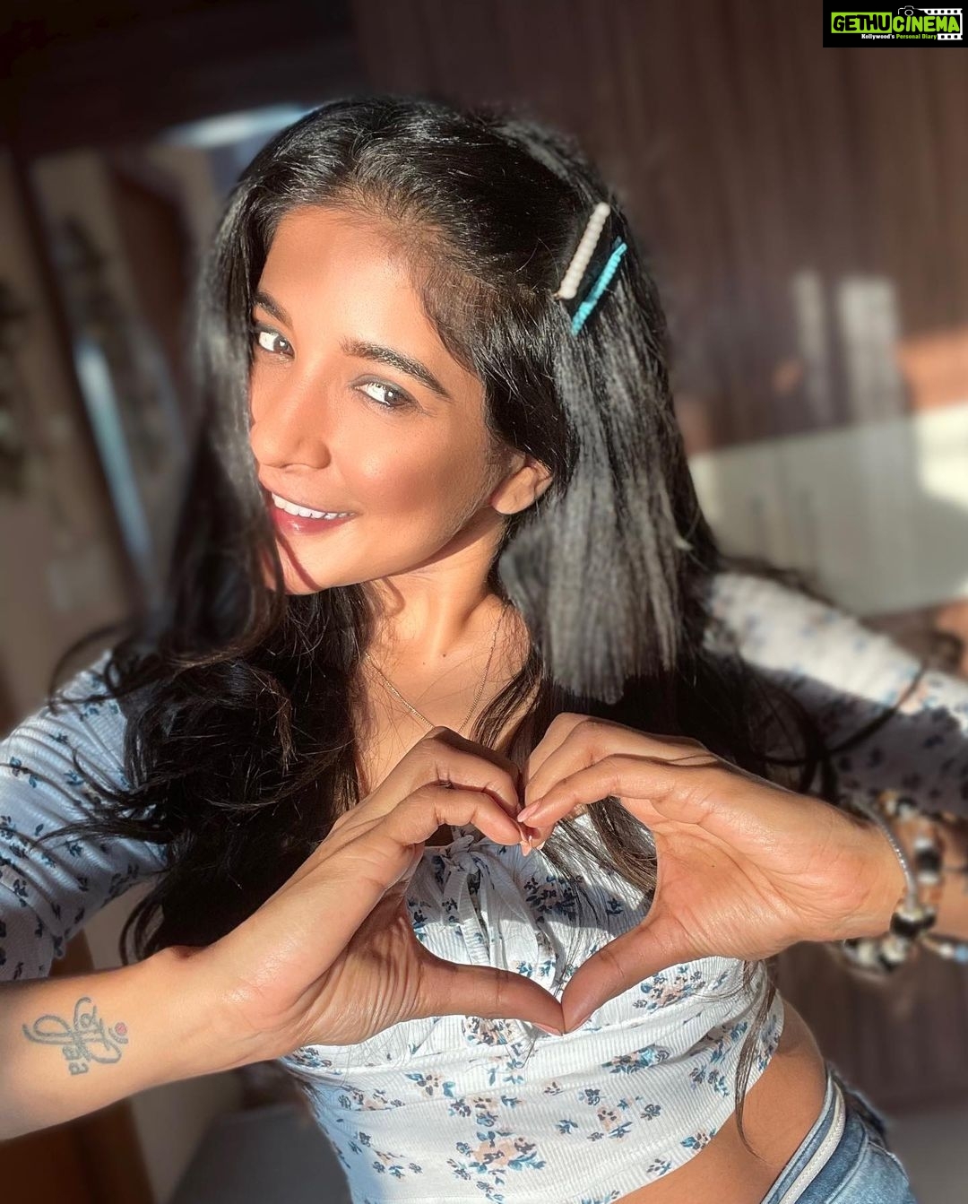 Sakshi Agarwal Instagram - When “goofiness” takes over me💞 . #candid #natural #pretty #goofy #sakshiagarwal Chennai, India