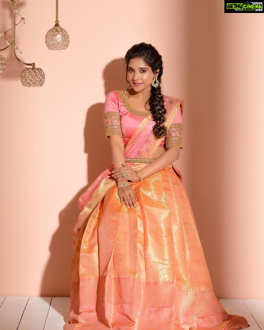 Sakshi Agarwal Instagram - Wake up beauty, Its time to Beast💞 . @SAJNA_BRIDAL_WEAR_DESIGNER @PREETHIARTISTRY @MANI_HAIRSTYLIST @FRAMES_BY_NITHIN @NEW_IDEAS_FASHIONS . #lehenga #love #bridal #dresses #bridaljewellery #sakshiagarwal #peach #loveit #queen