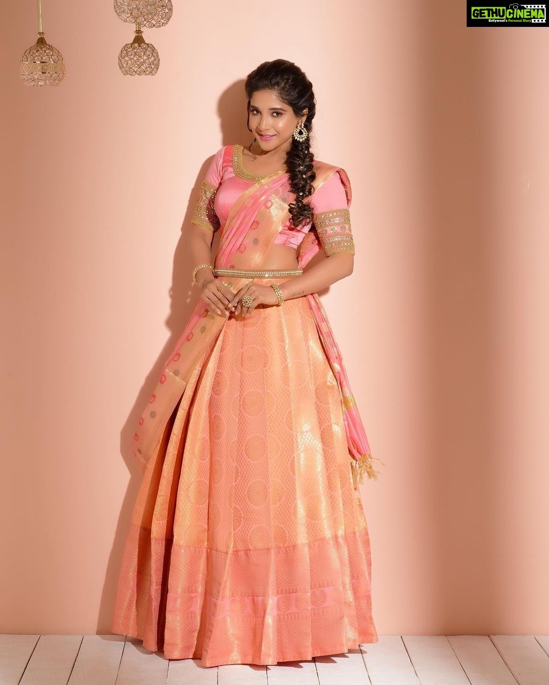 Sakshi Agarwal Instagram - Wake up beauty, Its time to Beast💞 . @SAJNA_BRIDAL_WEAR_DESIGNER @PREETHIARTISTRY @MANI_HAIRSTYLIST @FRAMES_BY_NITHIN @NEW_IDEAS_FASHIONS . #lehenga #love #bridal #dresses #bridaljewellery #sakshiagarwal #peach #loveit #queen