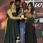 Sakshi Agarwal Instagram - Thank you for giving me #HeartThrob of the year award @razzmatazzweddingawards . Thank you @tamarachennai for the beautiful outfit and @hairandmakeupbynive for the lovely makeover❤️ . @joemichael.official @chandinikhanna_0101 @ramskrizphotography @viji_sharath @makeup_sharathbhushan for the #VeluNachiyaar look❤️ @vm.cinemas @galatta_media ITC Grand Chola Hotel