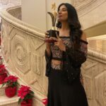 Sakshi Agarwal Instagram - Thank you for giving me #HeartThrob of the year award @razzmatazzweddingawards . Thank you @tamarachennai for the beautiful outfit and @hairandmakeupbynive for the lovely makeover❤️ . @joemichael.official @chandinikhanna_0101 @ramskrizphotography @viji_sharath @makeup_sharathbhushan for the #VeluNachiyaar look❤️ @vm.cinemas @galatta_media ITC Grand Chola Hotel