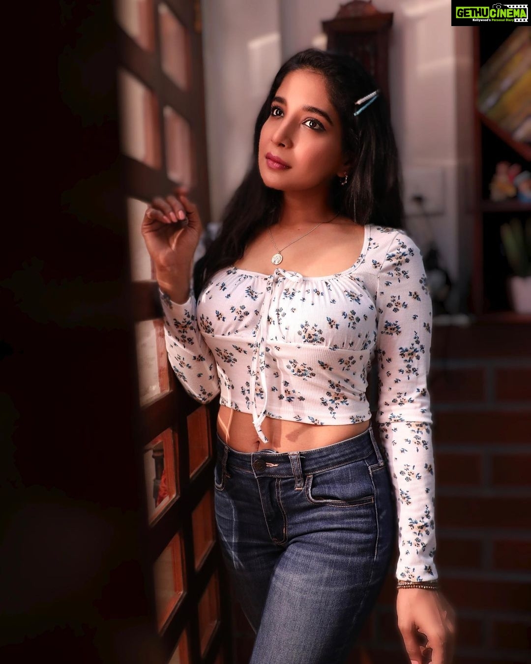 Sakshi Agarwal Instagram - Do not let the behavior of others destroy your inner peace❤️💞💫 . #candid #natural #sakshiagarwal #behavior #inner #peace Chennai, India