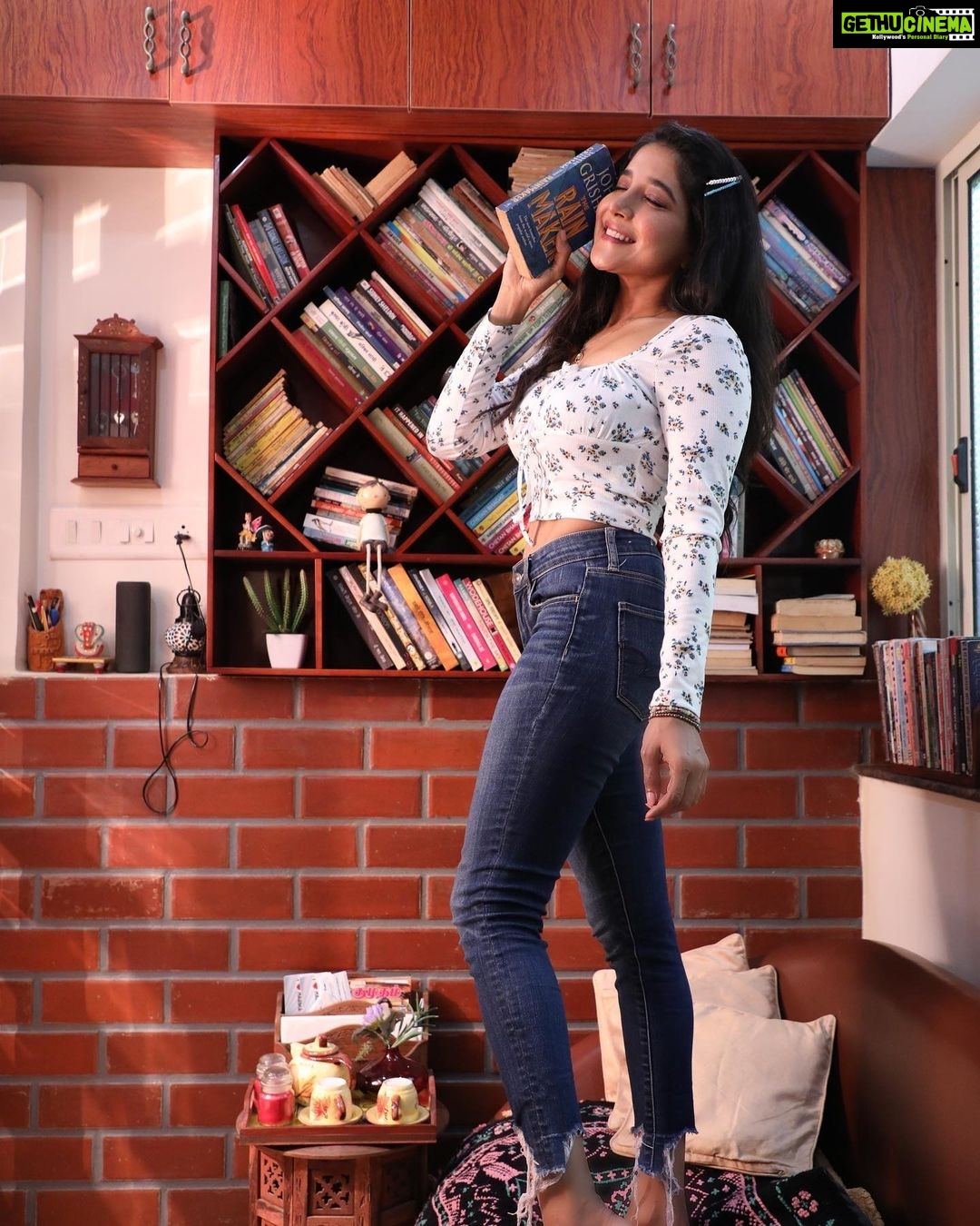 Sakshi Agarwal Instagram - There is no elevator to success, You have to take the steps❤️ . #library #rainmaker #books #booklover #bookstagram #instapic #librarybooks #bestbooks #bookaddict #johngrisham Chennai, India